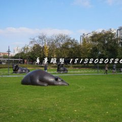 臥著的牛銅雕，公園群牛雕塑