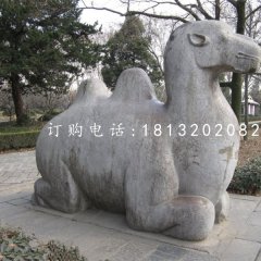 臥著的駱駝雕塑，公園動物石雕