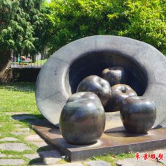 帽子里的蘋果銅雕，公園創(chuàng)意銅雕